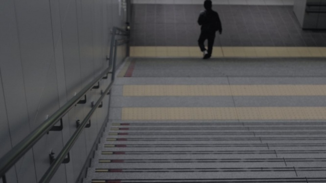 「ベビーカーの息子と電車に乗ろうとしたけど諦めた私。駅の階段の前で、大学生くらいの若者が...」（埼玉県・50代女性）