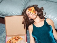 お腹がすく時間帯は午後7時と午前2時。この時間、人は無性に何かを食べたくなる（スコットランド研究）