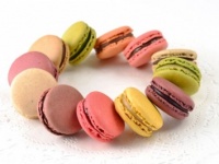 【丸の内土産】一流パティシエ・青木定治氏が手掛ける！　サクッと軽やか、12種類のフレーバーがおもしろい「マカロン」