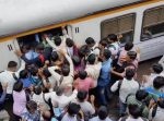 毎朝命懸け！！　インドの通勤ラッシュが日本どころじゃない！？