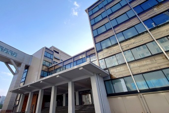 「女子中学生」に『1万円渡し性行為』　県立高校教諭(41)懲戒免職　逮捕・起訴・妻との離婚も…