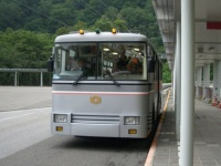 扇沢駅とトロリーバス（LERKさん撮影、Wikimedia Commons