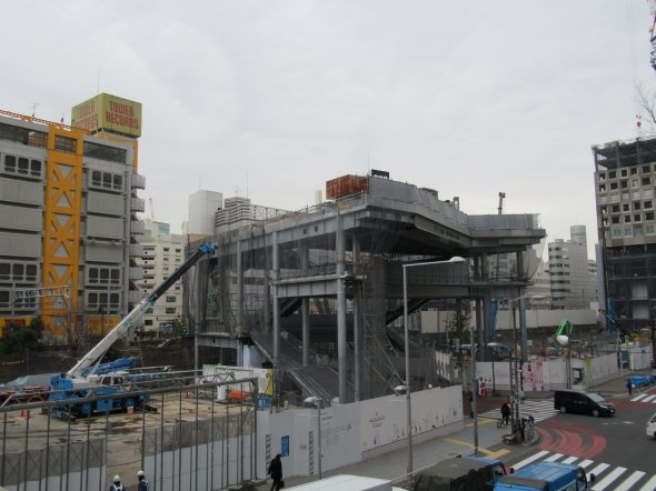 今後、画像左右に増築されていく。右端の建設中のビルも公園の一部になり、ホテルが入居する