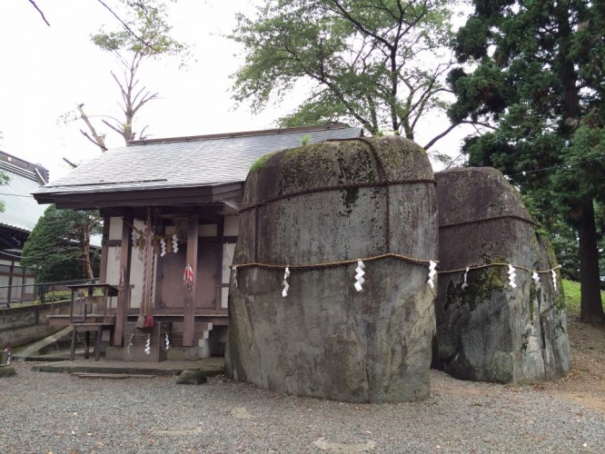 鬼の手形が押されたという大きな岩
