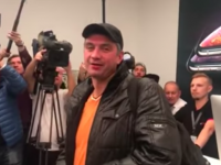 ロシアのiPhone行列で起きた仰天ハプ。先頭から8人が脱落、9人目の男性が一番乗りで店に入るもまさかの...