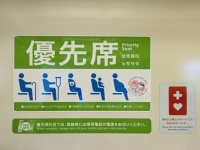 「1歳の息子を抱いて電車の優先シートに着席。近くで騒いでいた女の子たちを、男子中学生が注意してくれたけど...」（神奈川県・30代女性）