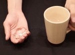 ウソじゃない…  水が氷に変わるマジック！