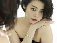 妖艶なまなざしに瞬殺。池田エライザ、肩があらわになった黒ドレス姿を披露