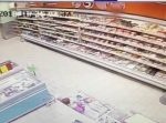 一体なぜ！？　スーパーマーケットの床が突然崩れ落ちてしまう！