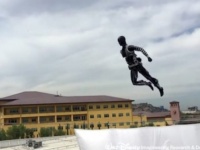 ディズニー映画のキャラクターの動きを現実世界で再現する人型ロボット「スティックマン」がさらに進化