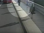 ロンドンでジョギング中の男性⇒女性を車道に…