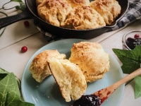 シンプルだけどうまい！スキレットに乗せて焼くので成型いらず。クイックドロップビスケットの作り方【ネトメシ】