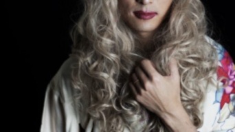 「どしゃ降りの雨の夜、信号待ちをしていた私。そこに女装の男性が近付いてきて...」（宮城県・40代）