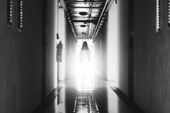 ポルターガイスト現象とは？1940年代にイギリスで起きた不可解な超常現象からその謎を探る