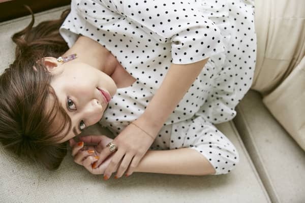 寝ながらこちらを見る女性の画像