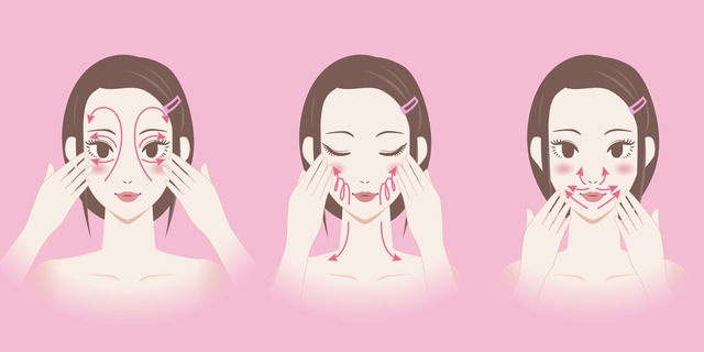 顔を円を描くようにマッサージする女性