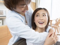 こっち向いてよぉ～！　忙しい彼女にかまってほしいときにすること6つ！