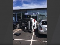 メルセデス・ベンツのディーラーで新車SUVを試乗していた女性、急にアクセルを踏み込み大変なことに･･･