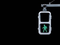 常に青、車が近づいた時だけ赤になる、歩行者優先信号の導入実験が開始される