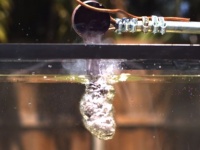 あ、危ないじゃないか！水を張った水槽に融解塩を注ぎ入れるとどうなるのか？こうなった。