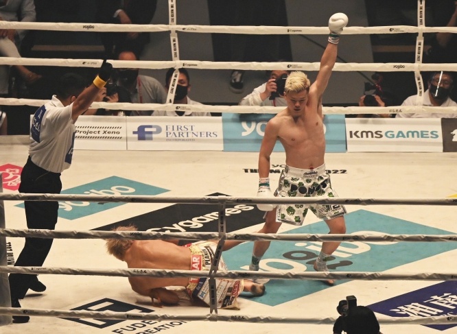 武尊からダウンを奪う那須川天心