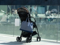 「ベビーカーが持ち上がらず困った私たち。その時かけられた言葉は『お手伝いしましょうか』ではなくて」