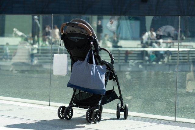 「ベビーカーが持ち上がらず困った私たち。その時かけられた言葉は『お手伝いしましょうか』ではなくて」