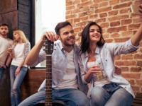 火曜はハグの日！　男性はノリでハグする女子と付き合える？