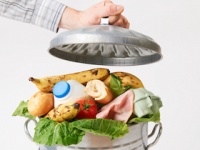 家庭で捨てられる食品ゴミは年間300万トン（shutterstock.com）