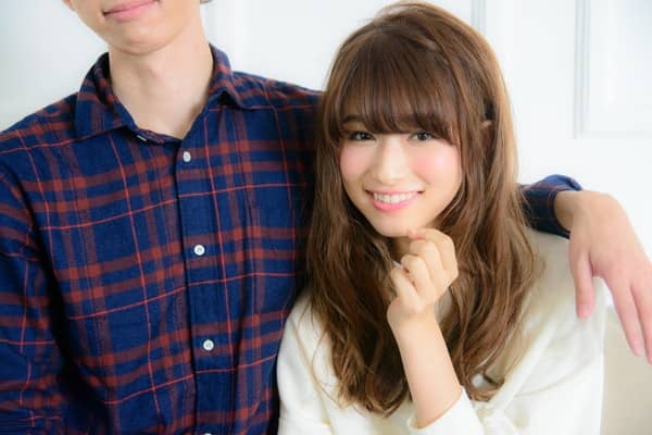 彼氏と一緒に嬉しそうに笑う女性