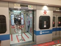 小田急の電車？いえ、ビックカメラのエレベーターです（写真提供:ビックカメラ）