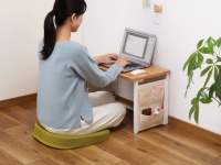 部屋が圧迫されない！　折りたためて収納できるローデスク発売