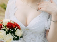 「女性が巨乳化すると結婚数が減る」のは本当か