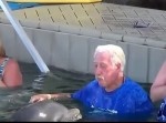 イルカＶＳ大人気ないおっさん、水のかけ合いがはじまった！