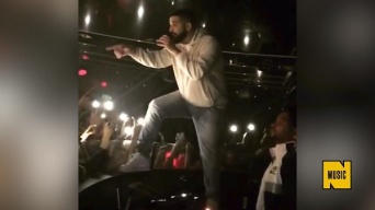 ドレイク、女性ファンの体を触っていた男性にステージ上から説教