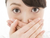 丸めたガムを舌の上に置く!?　歯科医が教える、自分で口臭を予防する方法とは？