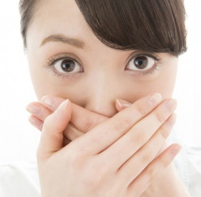 丸めたガムを舌の上に置く!?　歯科医が教える、自分で口臭を予防する方法とは？