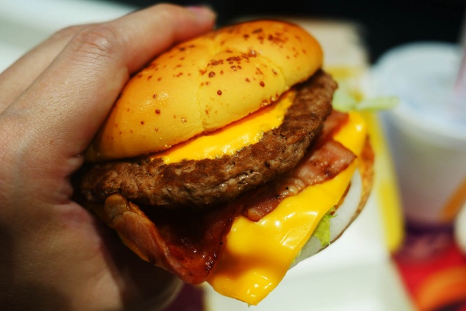 mcdonalds-american-deluxe-cheeseburger2