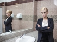 もう、ガマンできない!?　女性が外出先のトイレを諦めようと思うトイレ待ちの人数ランキング！