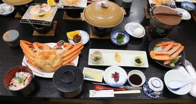 子供時分、家族とカニを食べた日のことを思い出す...か？（photoACより）