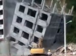 また中国か！　爆破解体のミスでショベルカーが…