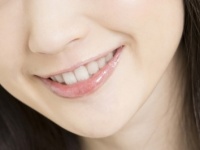 39％の男性はYES！　デートで女性の唇がグロスで潤ってたら、キスしたくなる？