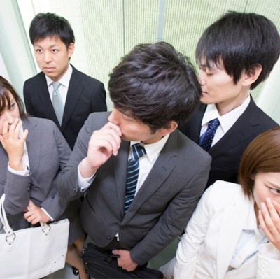 『プ～……』えっ、ヤバッ！　人前でオナラをしてしまったときの対処法3つ