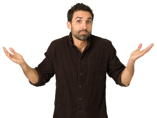 両手を広げる男性