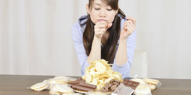お菓子のカロリーを気にする女性