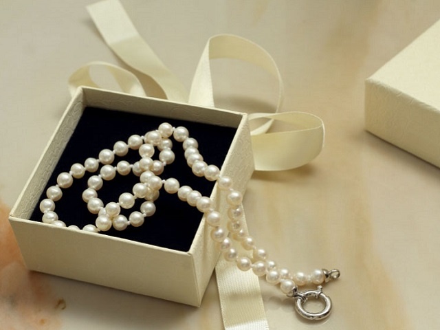 Pearl necklace and gift box