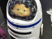 人を食ったような表情のロボット「おデブちゃん」