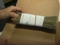 【衝撃】ピザ屋で買ったチキンの箱を開けたら・・・5000ドルが入っていた！