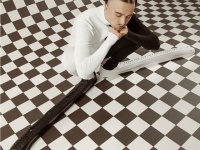 フランスパンのように長い！世界最長のスニーカーがアディダスで限定販売