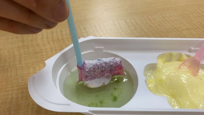 ちぎれないようにゆっくりとストローを引っ張り上げる（編集部撮影）